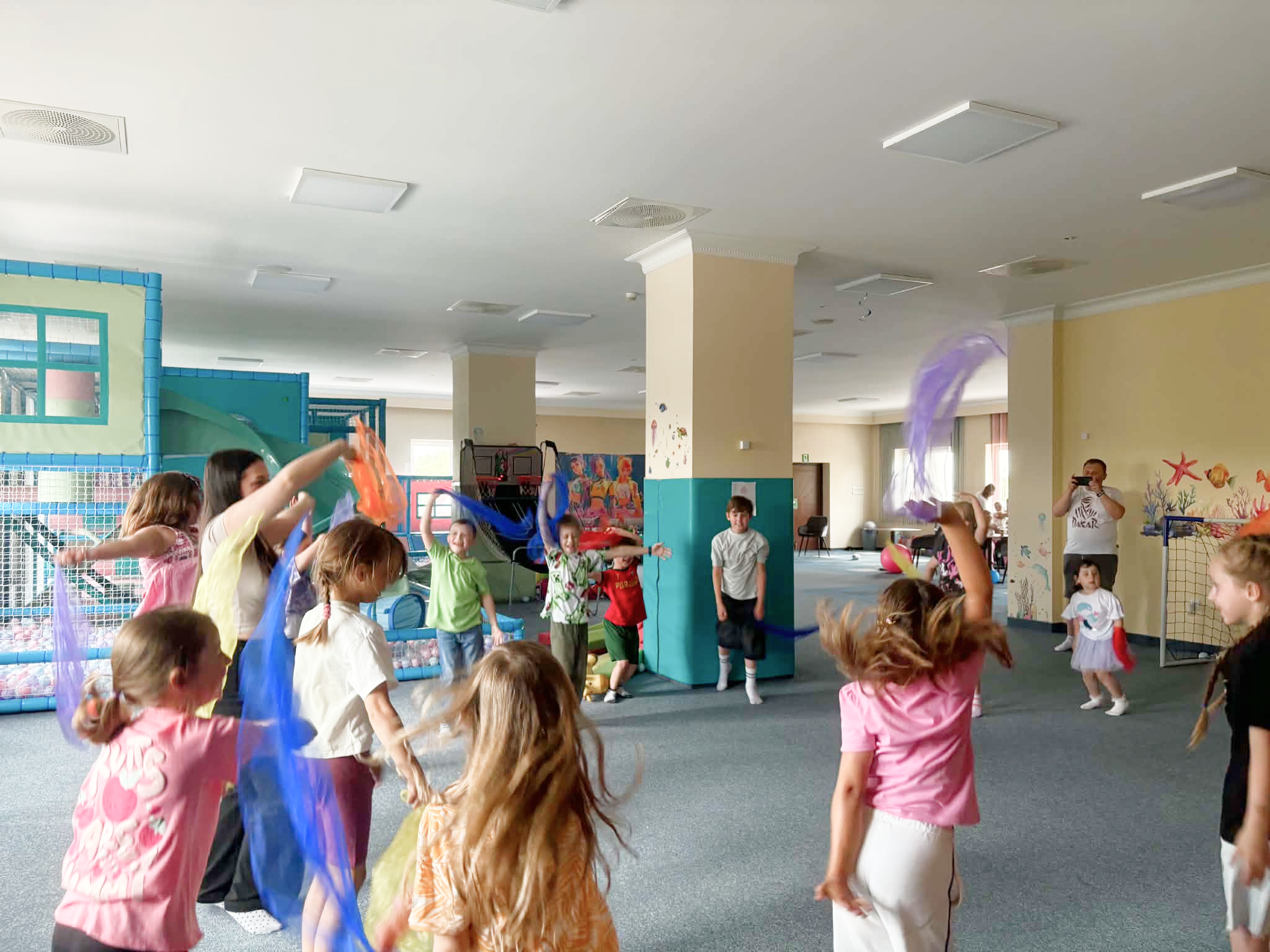 Uśmiechnięta malinowa maskotka sali zabaw Malinka
